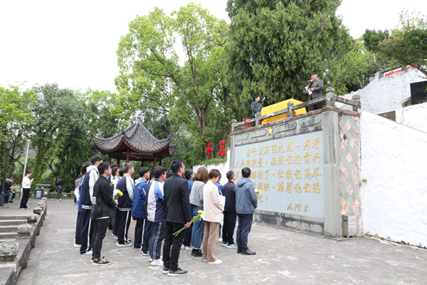 20230403市中等職技校開(kāi)展清明節(jié)祭掃烈士陵園活動(dòng)2_副本.jpg