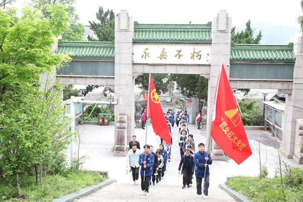 20230403市中等職技校開(kāi)展清明節(jié)祭掃烈士陵園活動(dòng)1_副本.jpg